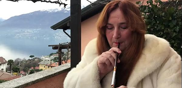 trendsAugusta- A fetish slut dom wife smoker with fur and holder
